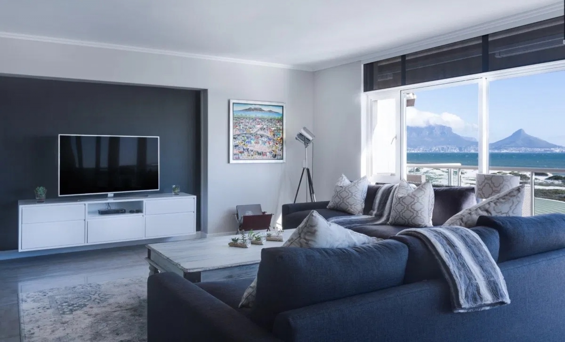 ¿Colocar la TV en un lugar muy alto es de mal gusto? Esta es la altura ideal