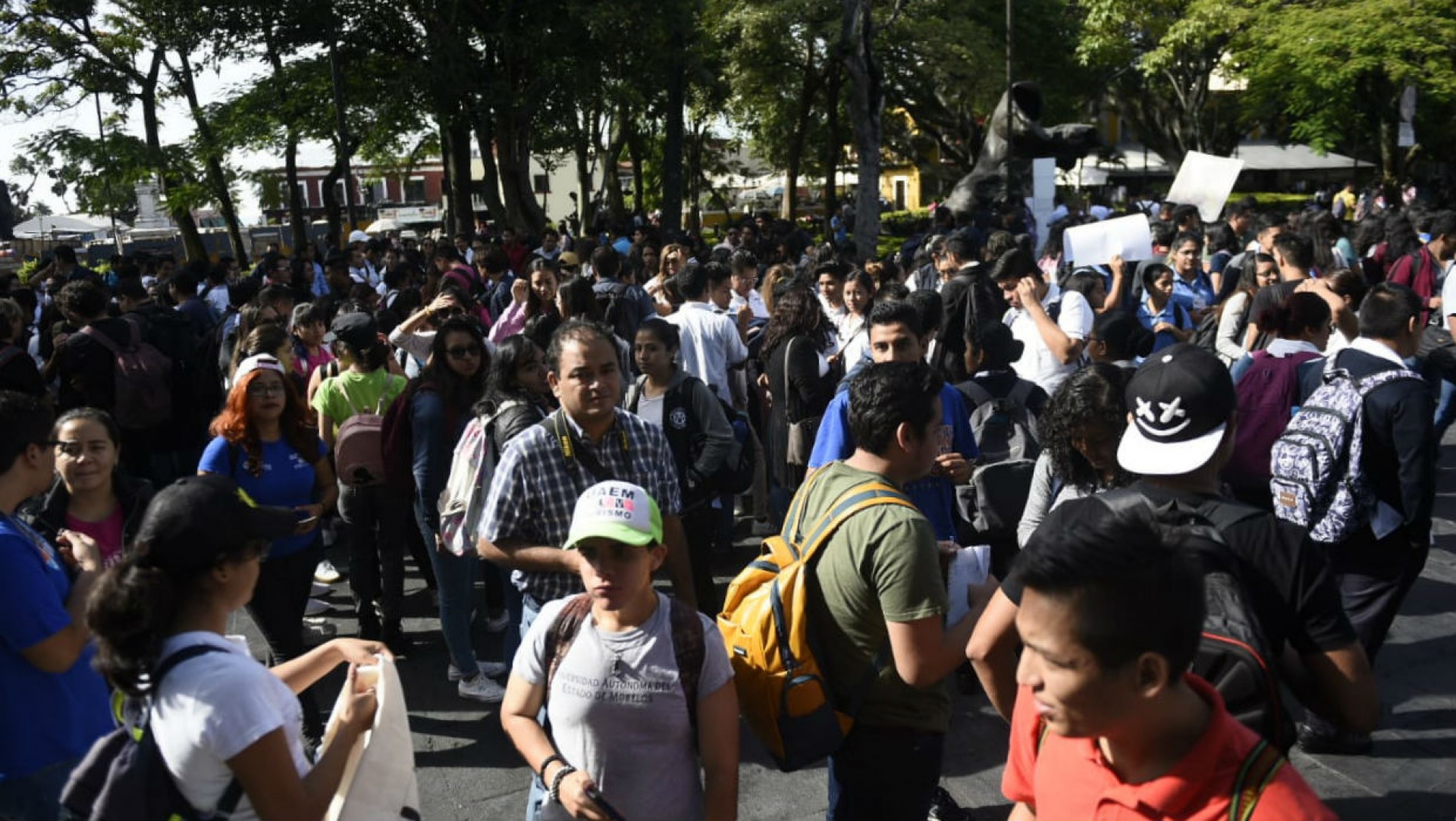 Estudiantes de UAEM marchan en protesta por recorte presupuestal a universidades públicas