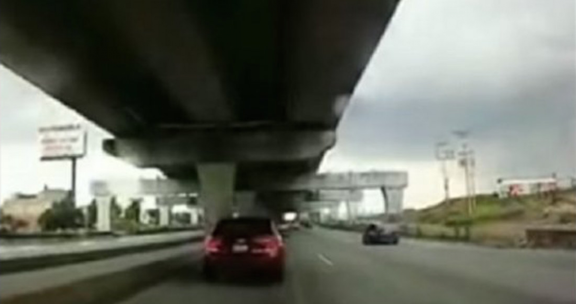 VIDEO: Con pistola en mano, sujetos intentan asaltar a conductores en la autopista México-Puebla
