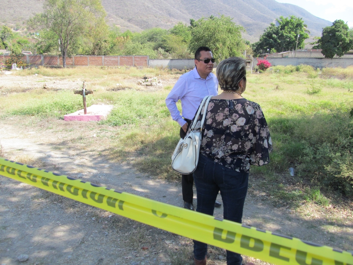 Supervisan fosa común del panteón de Jojutla