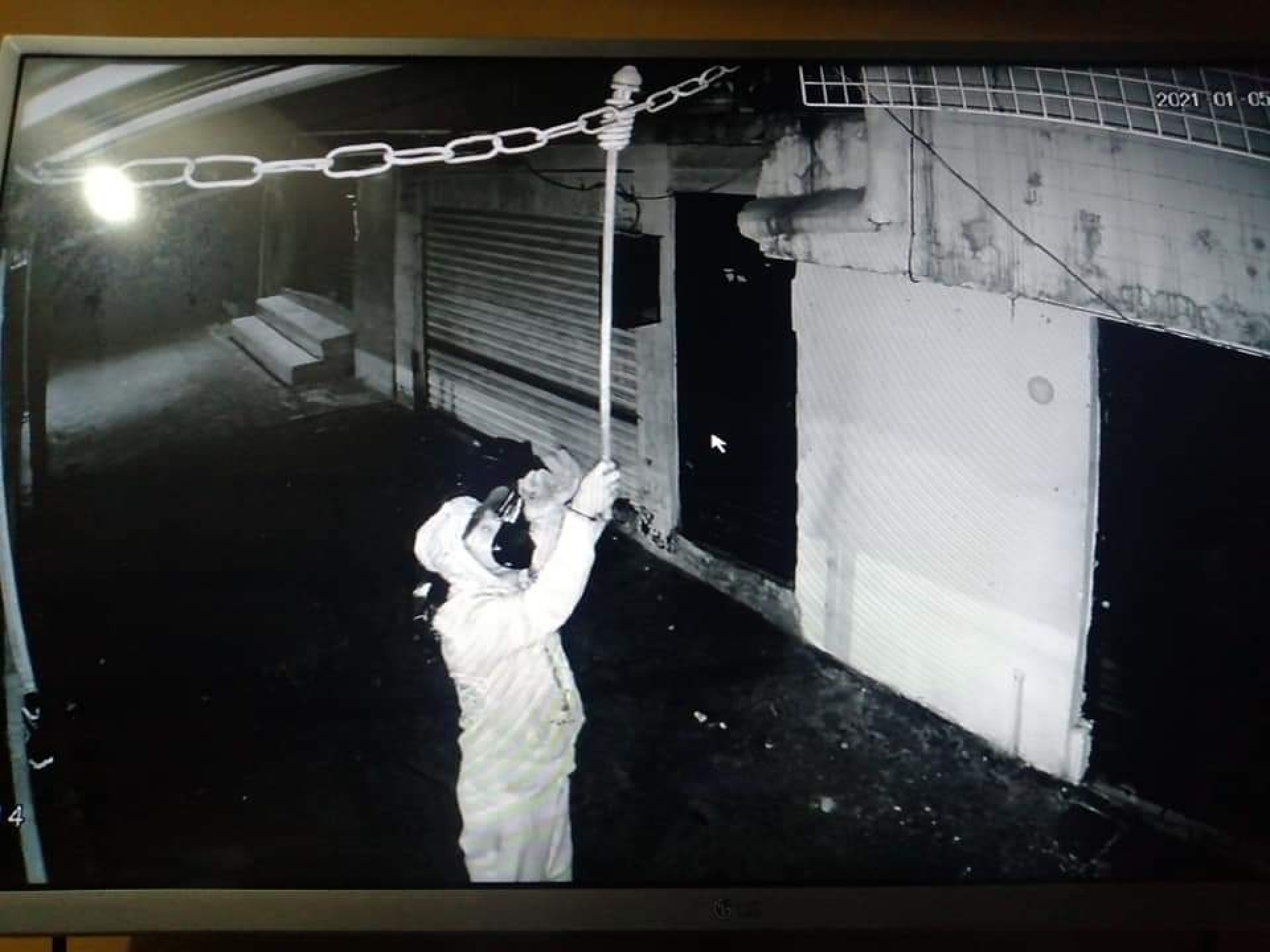 Graban a individuo cuando robaba un foco afuera de un negocio