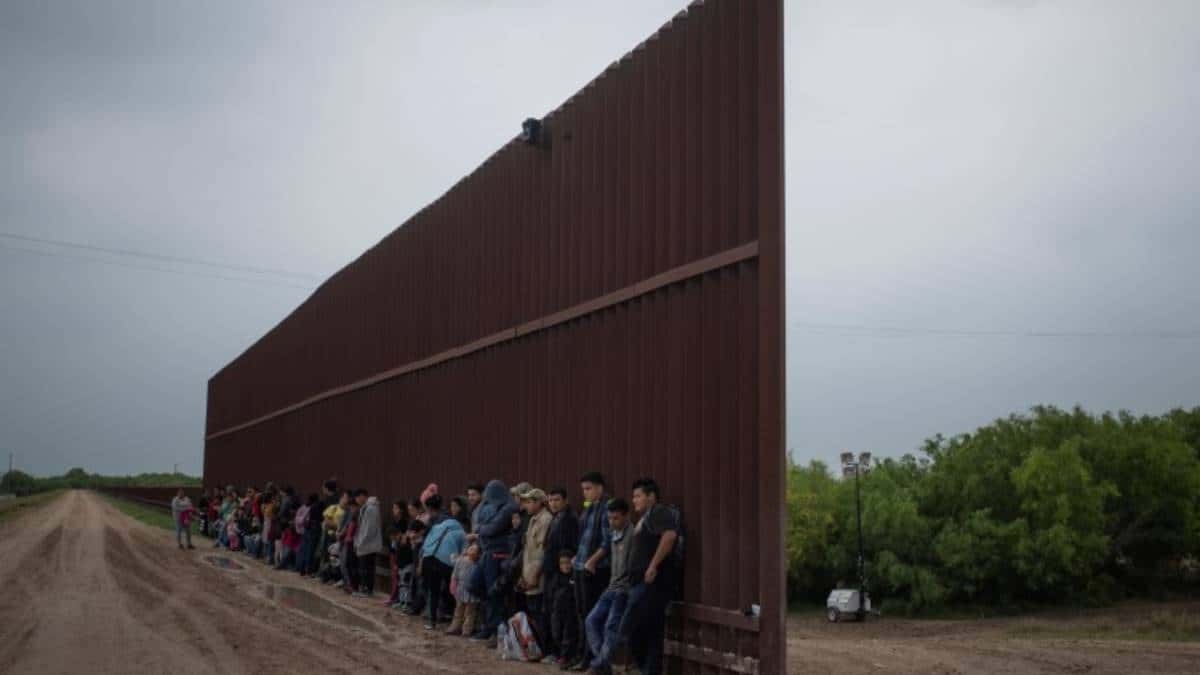 México extiende restricciones en fronteras por COVID-19