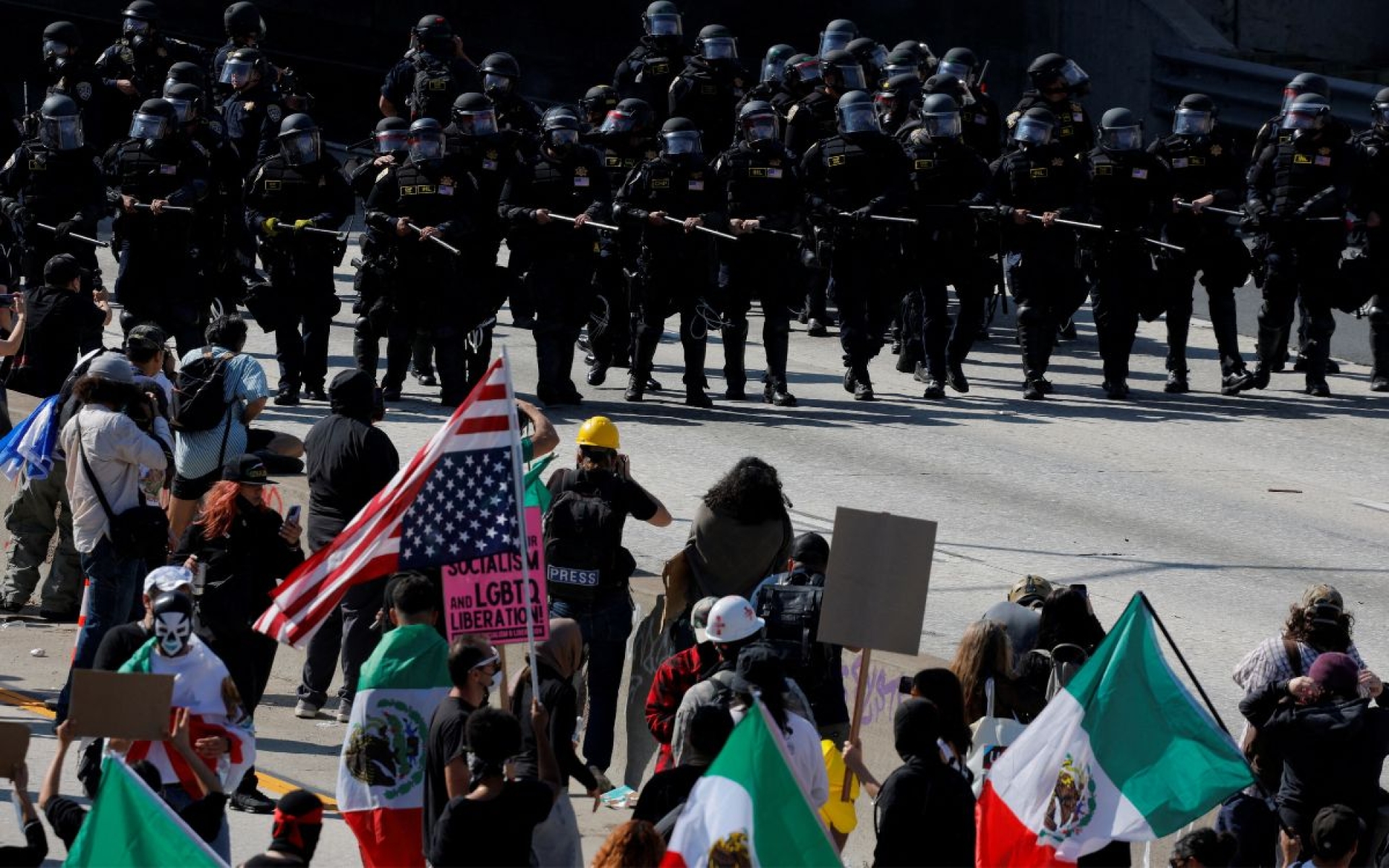 Embajador de EU deslinda a mexicanos de disturbios durante protestas en Los Ángeles