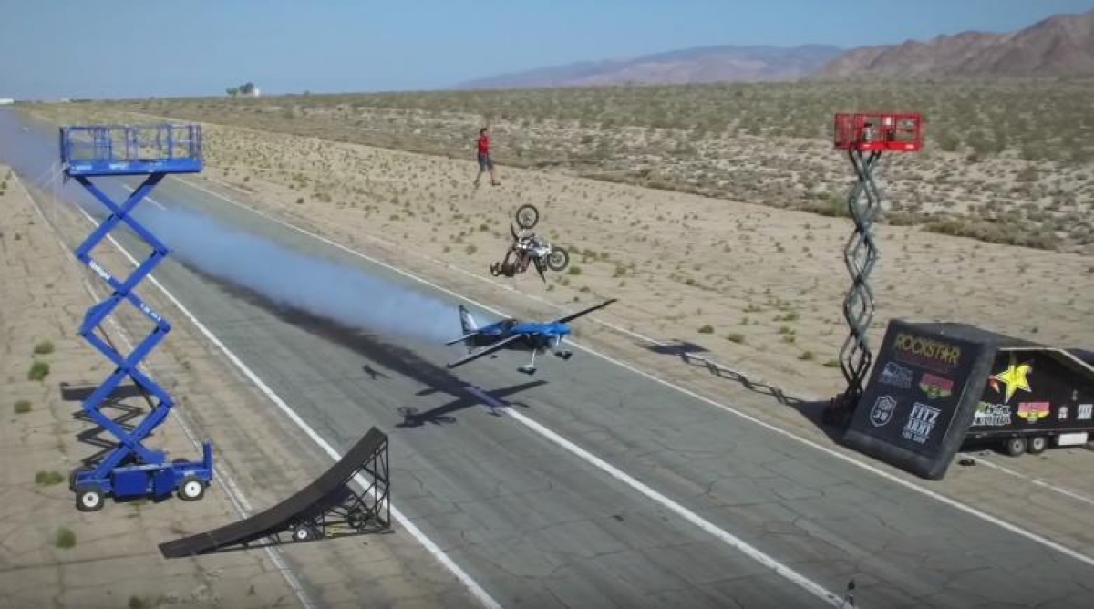 Increíble salto entre una moto, un equilibrista y un avión