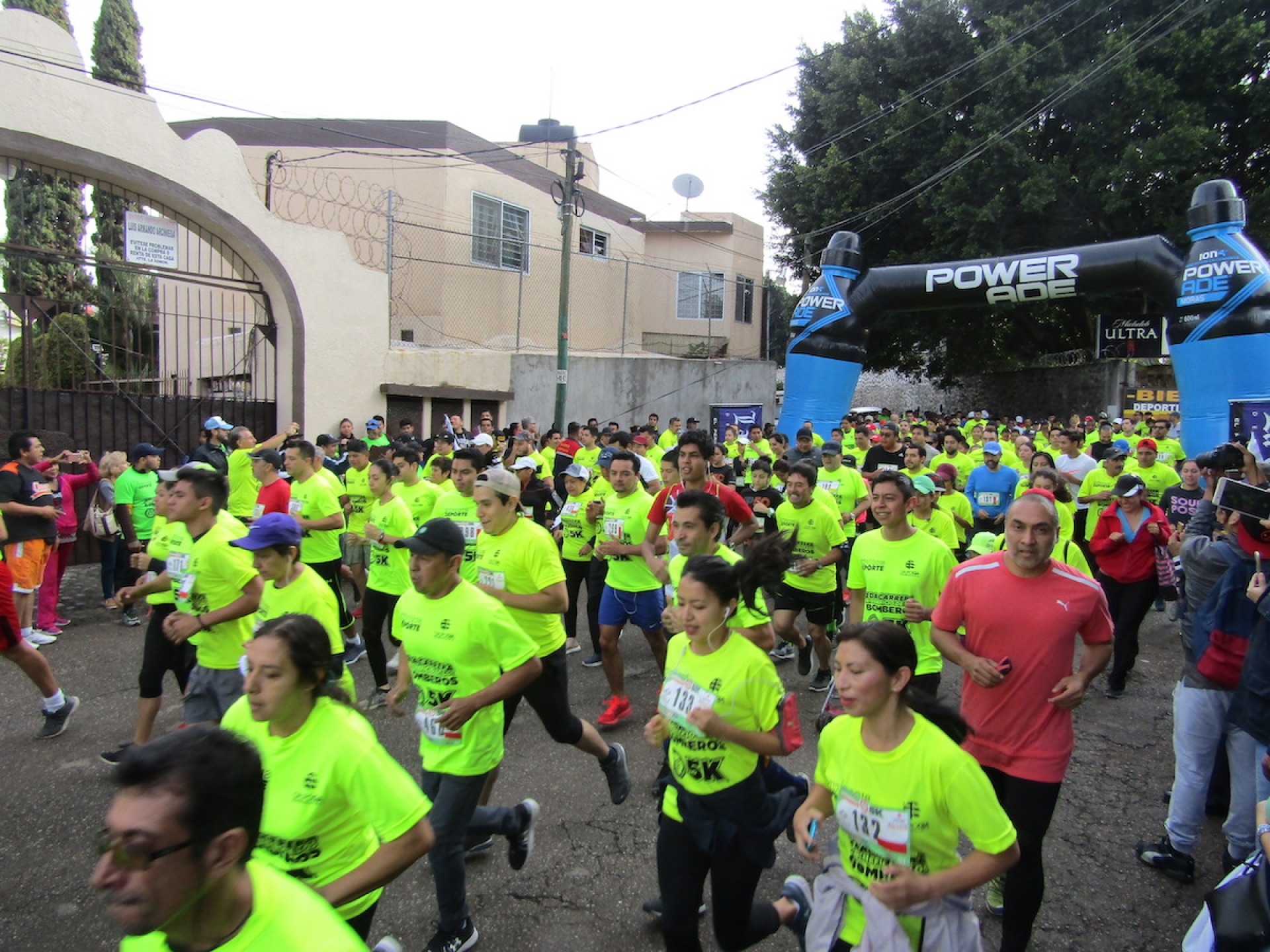 Aldo Galeana gana carrera a beneficio de los bomberos