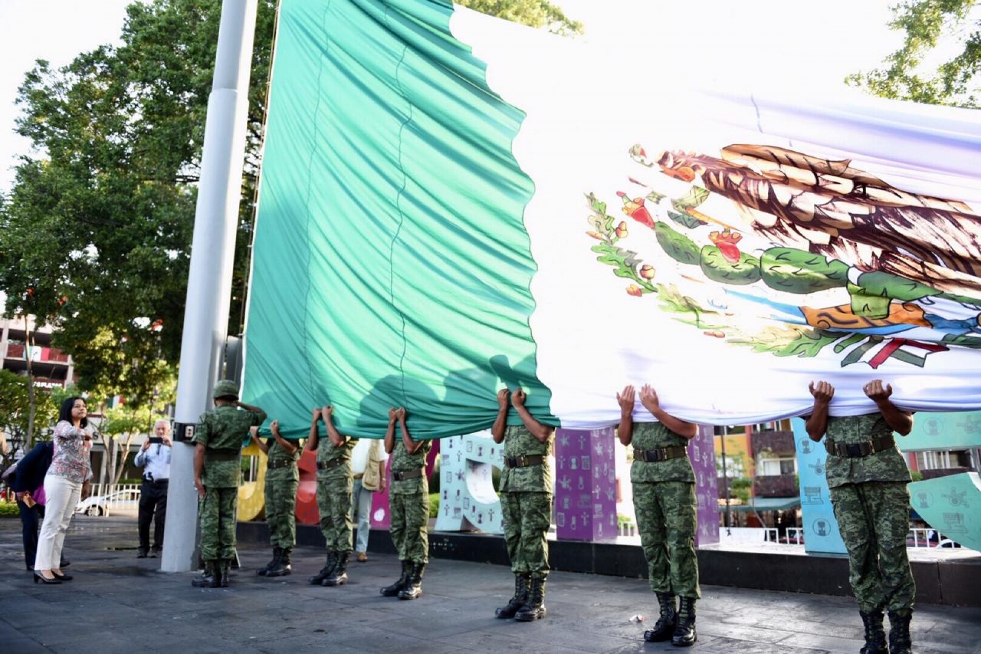 Titular de Sedagro realiza izamiento de bandera en el mes patrio, este jueves