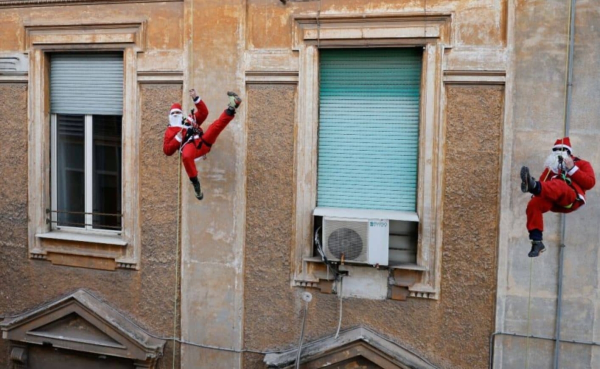 Santa Claus hace rappel para llevar regalos a niños en hospital