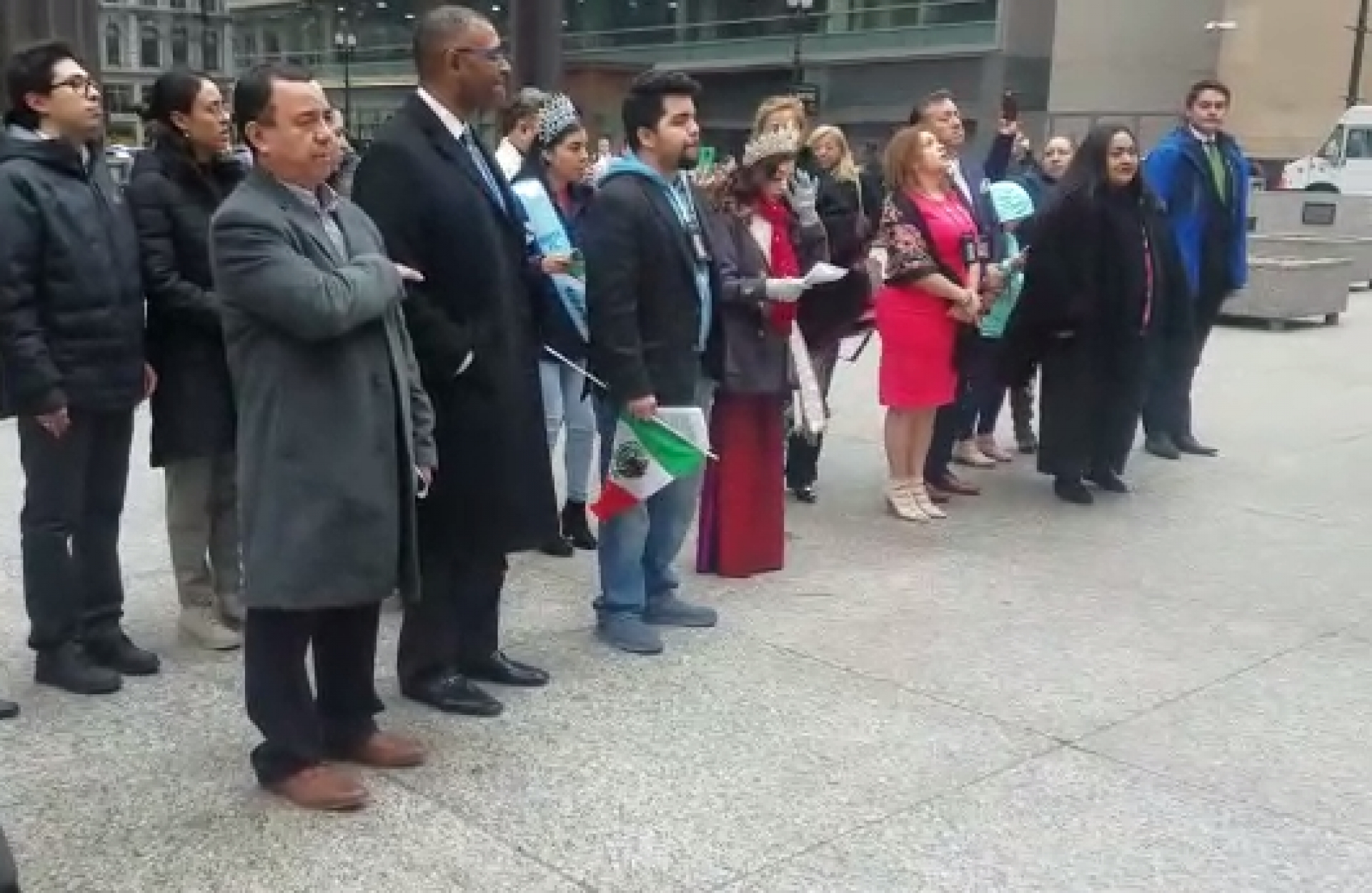 Participan migrantes morelenses en izamiento de bandera mexicana, en Chicago