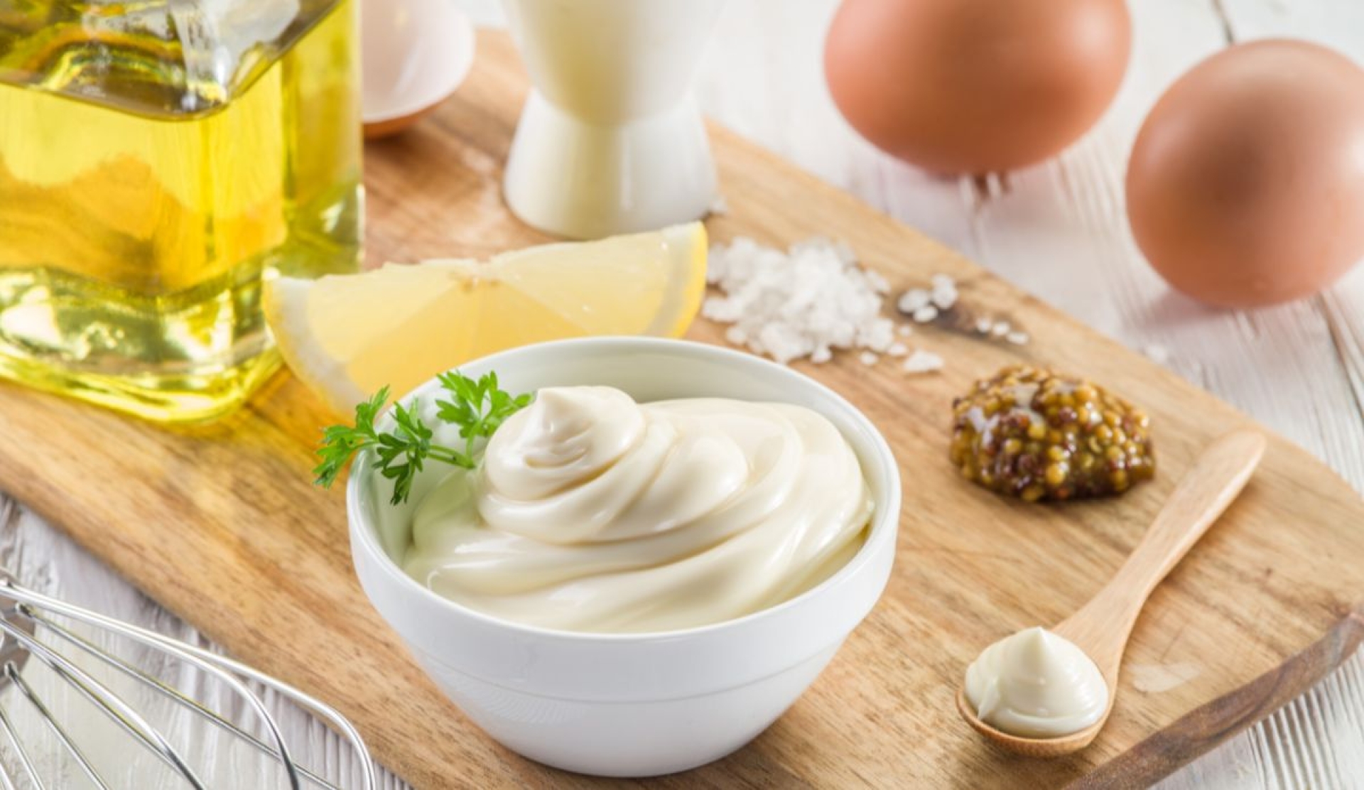 Cómo preparar mayonesa casera cremosa con solo cuatro ingredientes