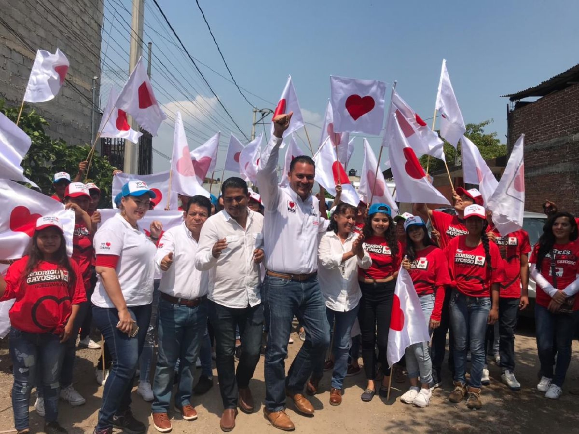 Julio Yáñez recibe apoyo de vecinos de Milpillas