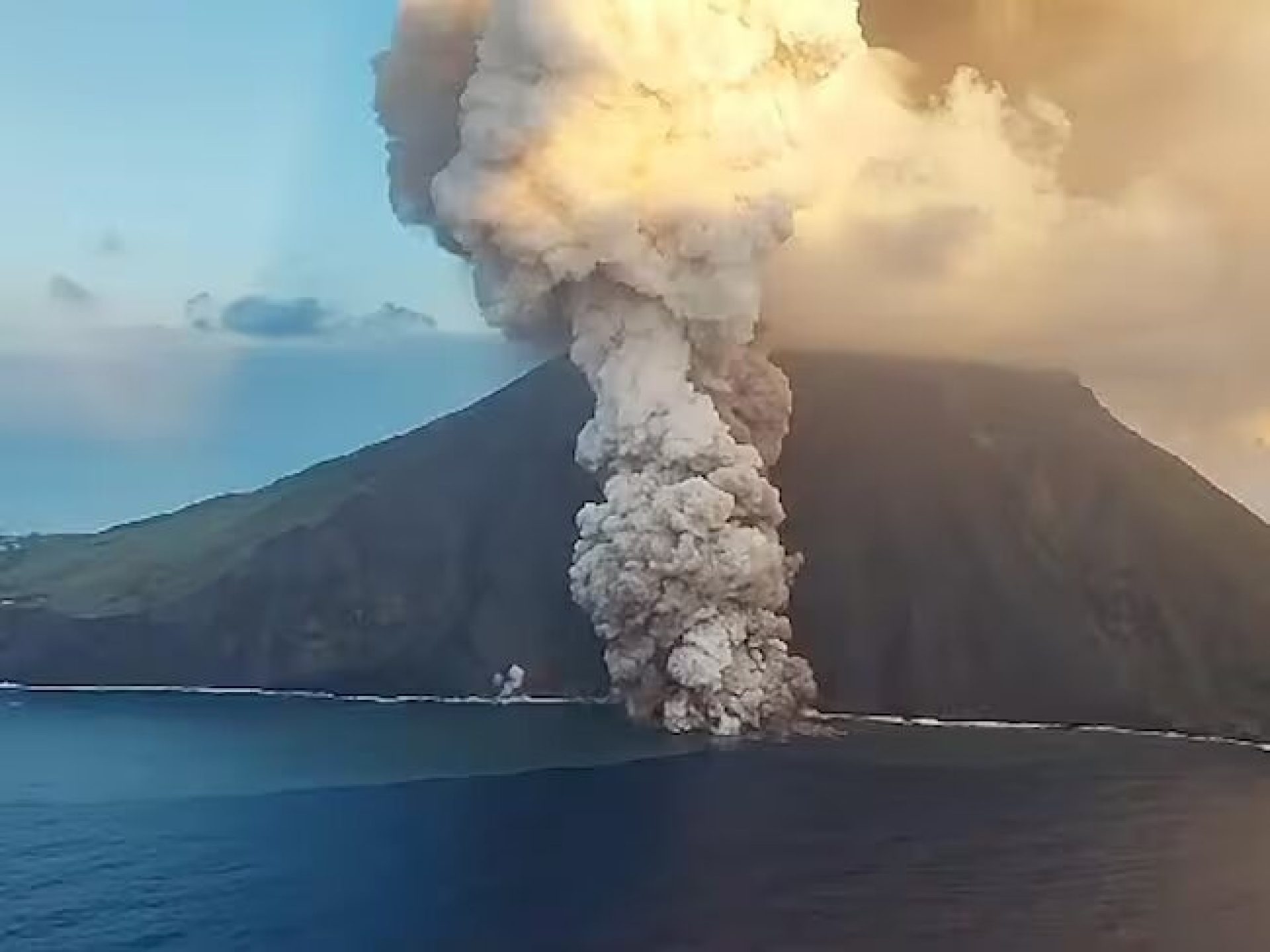 Alerta máxima en Italia por erupción del volcán Estrómboli