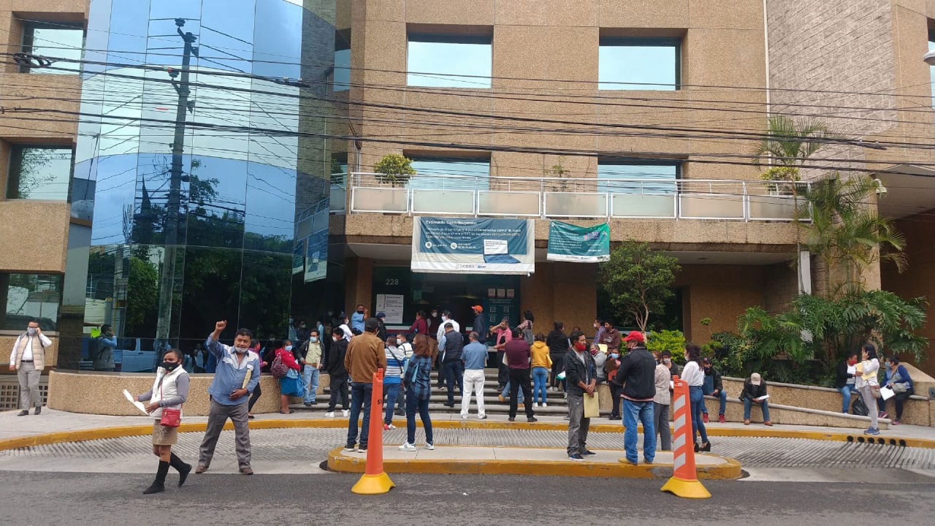 Se manifiestan campesinos en oficinas del SAT