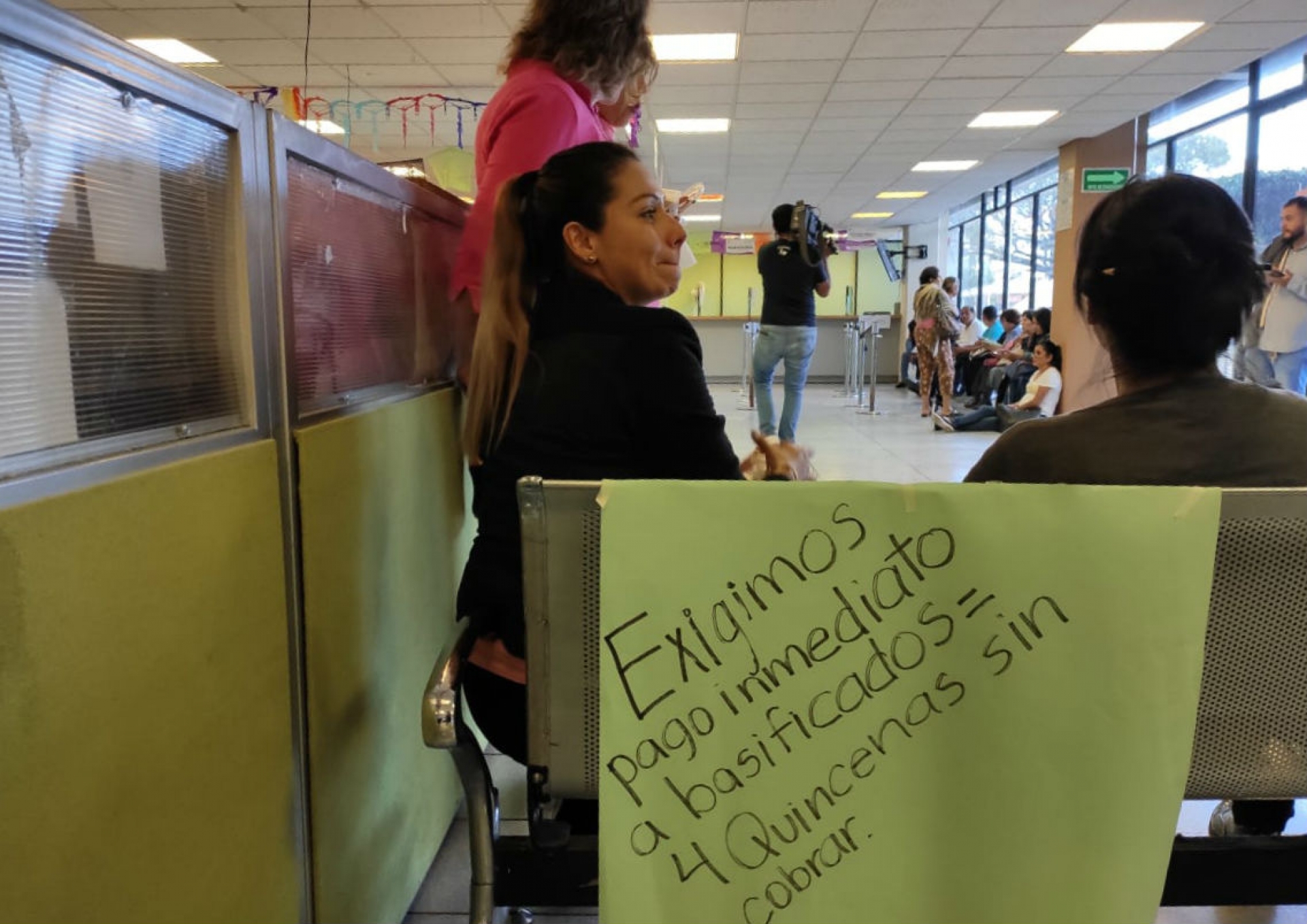 Maestros en activo y jubilados se manifiestan en el IEBEM; piden se paguen adeudos