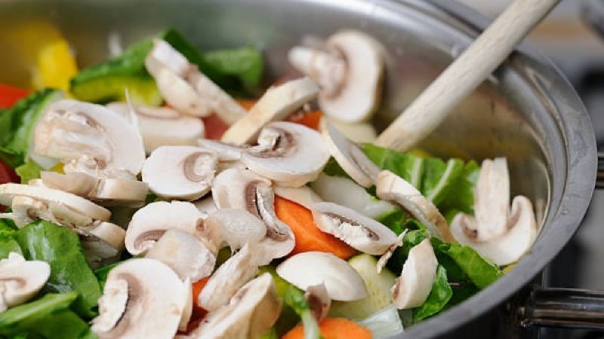 Cena fácil pero deliciosa: champiñones salteados con espinacas