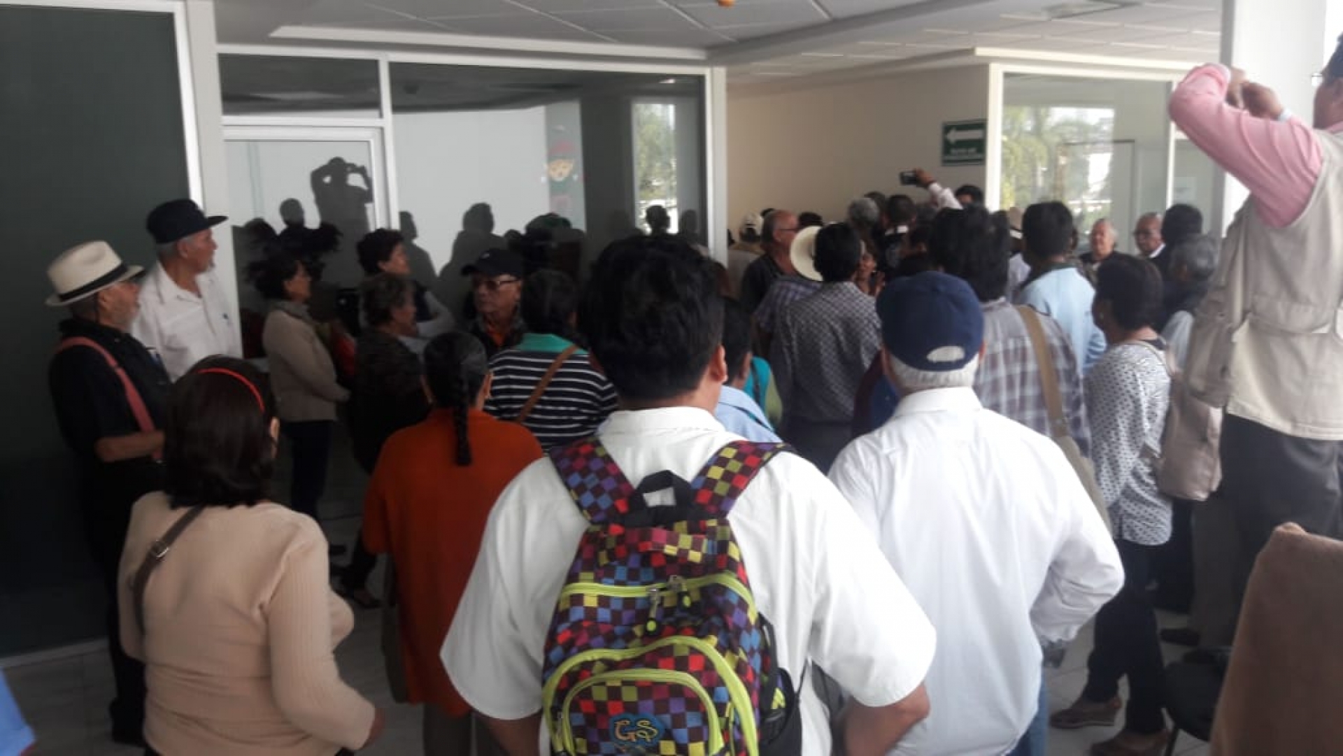 Maestros jubilados protestaron en el Congreso