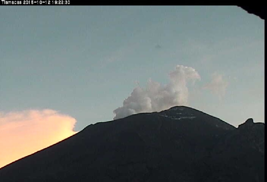 Volcán Popocatépetl emite aparatosa fumarola