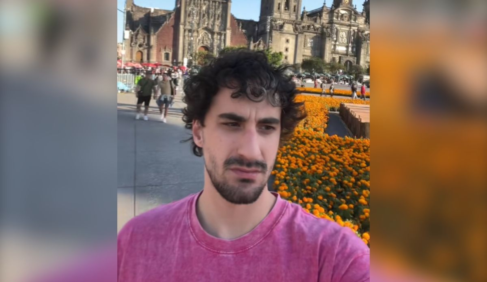 Influencer enseña a turista en el Zócalo a decir 'Día de Muertos' correctamente