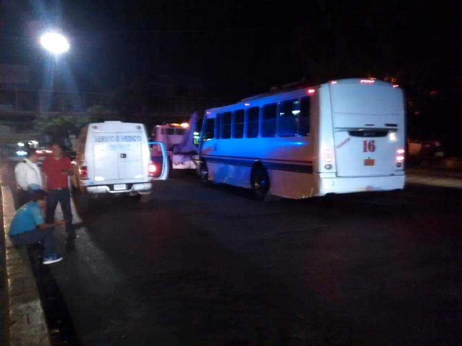 Murió al ser atropellado por un auto y una “ruta”