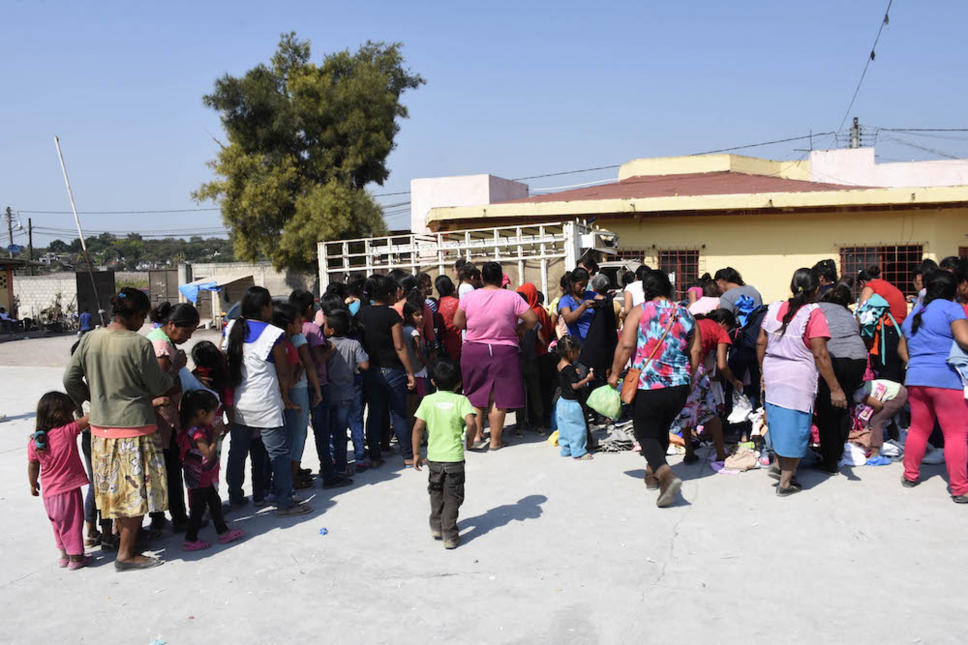 Reciben juguetes de Reyes niños de albergue Emiliano Zapata