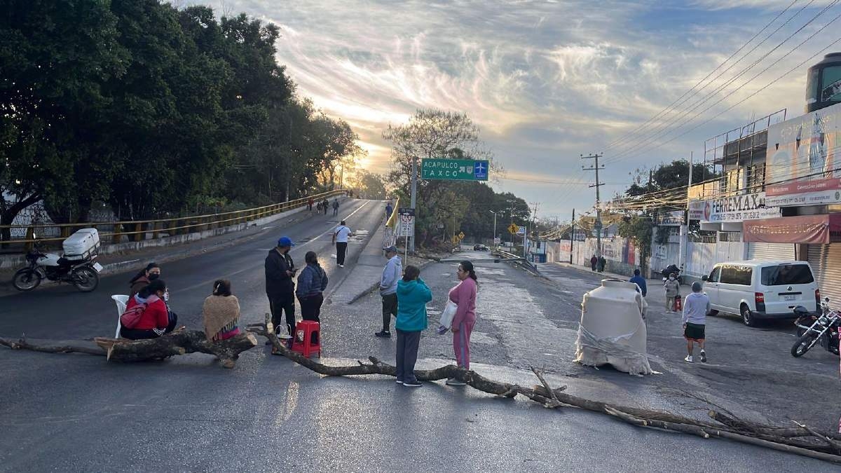 Vecinos cerraron más vialidades por la falta de agua