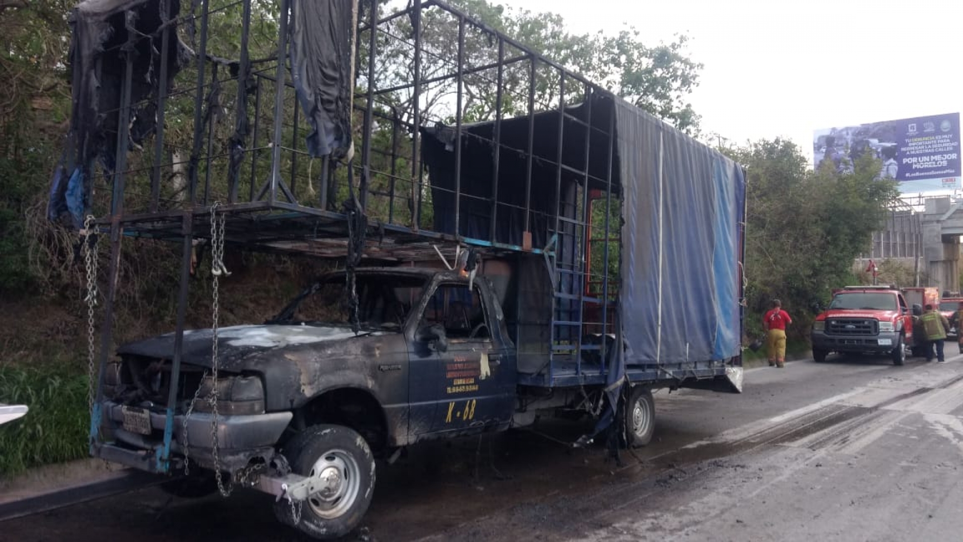 Sofocan bomberos incendio de una camioneta en el paso exprés