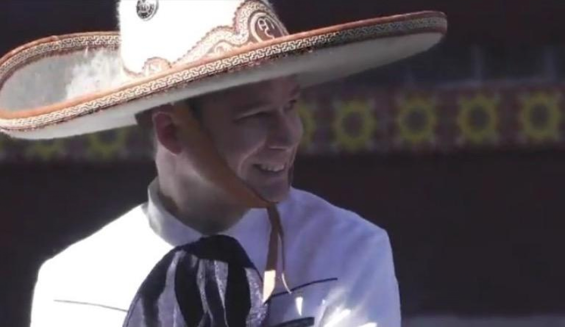 VIDEO: Anaya prueba suerte charra... y consigue el paso de la muerte