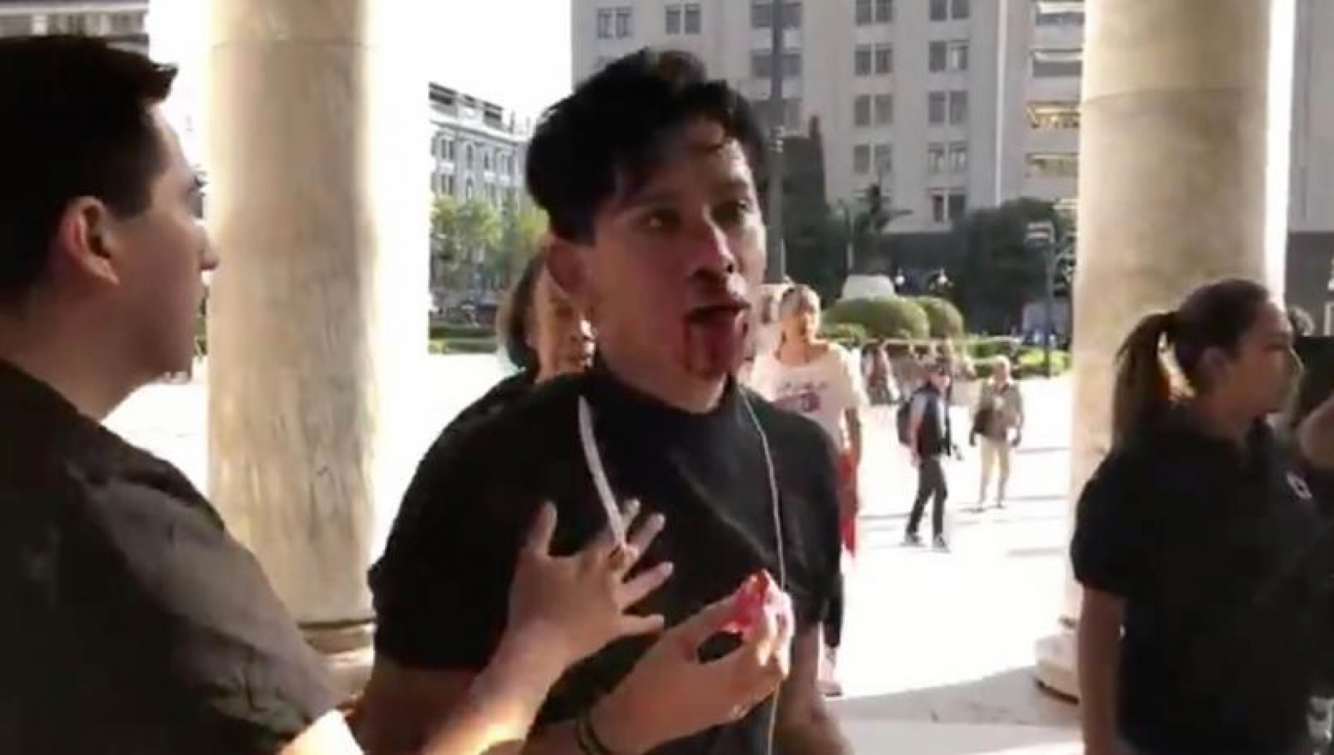 VIDEO: Golpean campesinos a fotógrafo y activistas LGBTI por pintura de "Zapata desnudo"