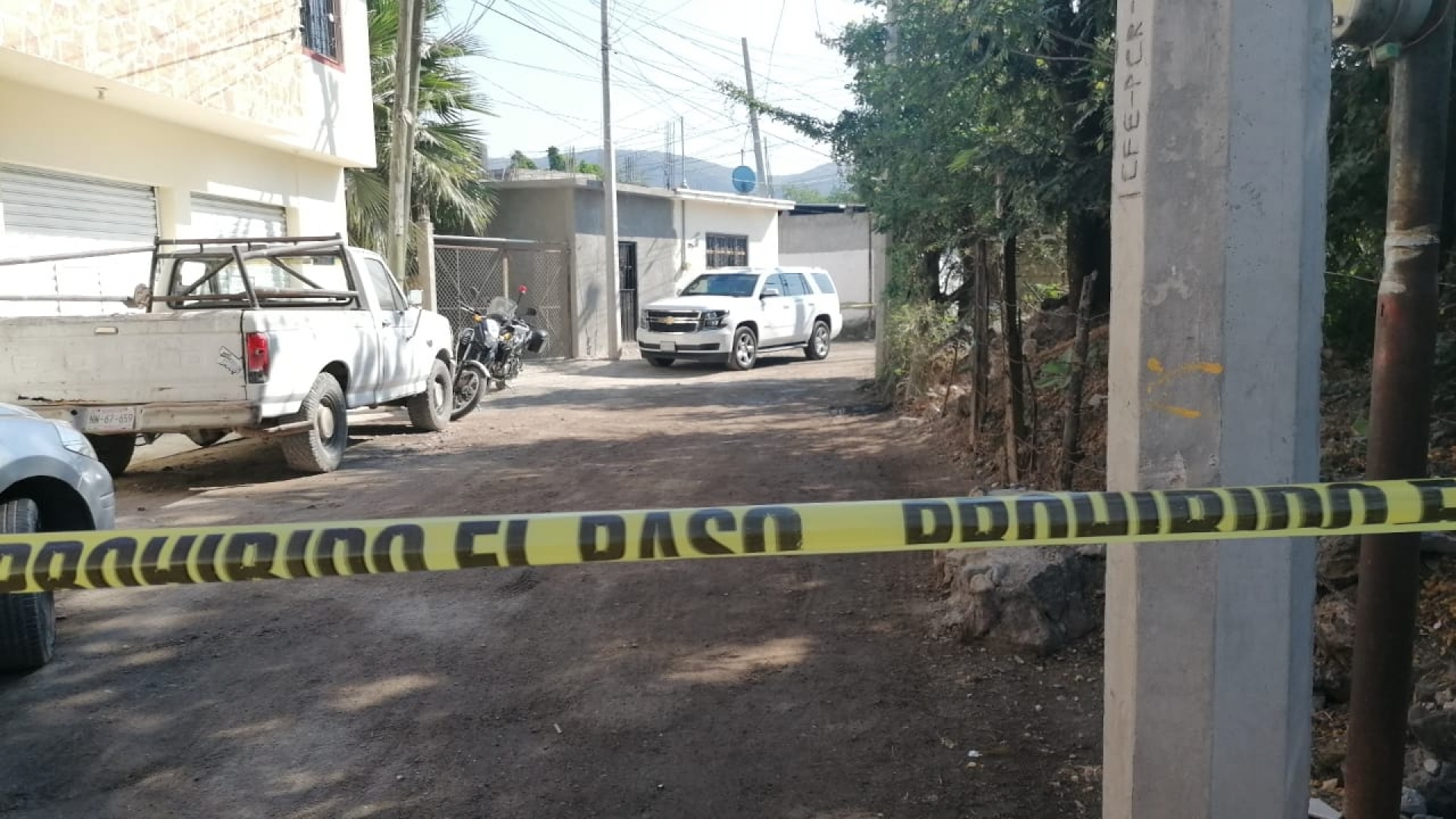 Hallan los cadáveres de tres personas con disparos, en Emiliano Zapata