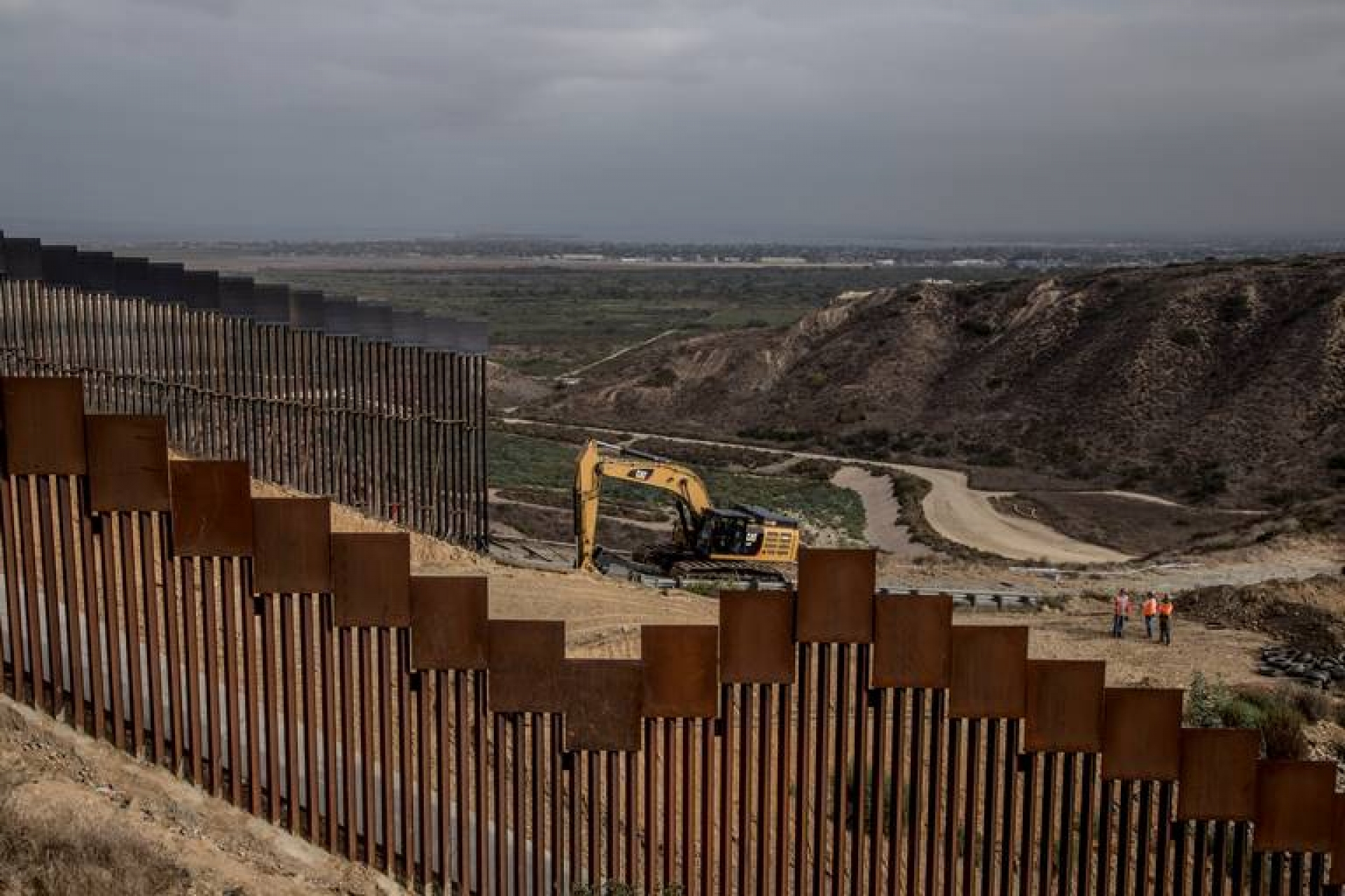 AMLO celebra decisión de Joe Biden sobre muro fronterizo con México