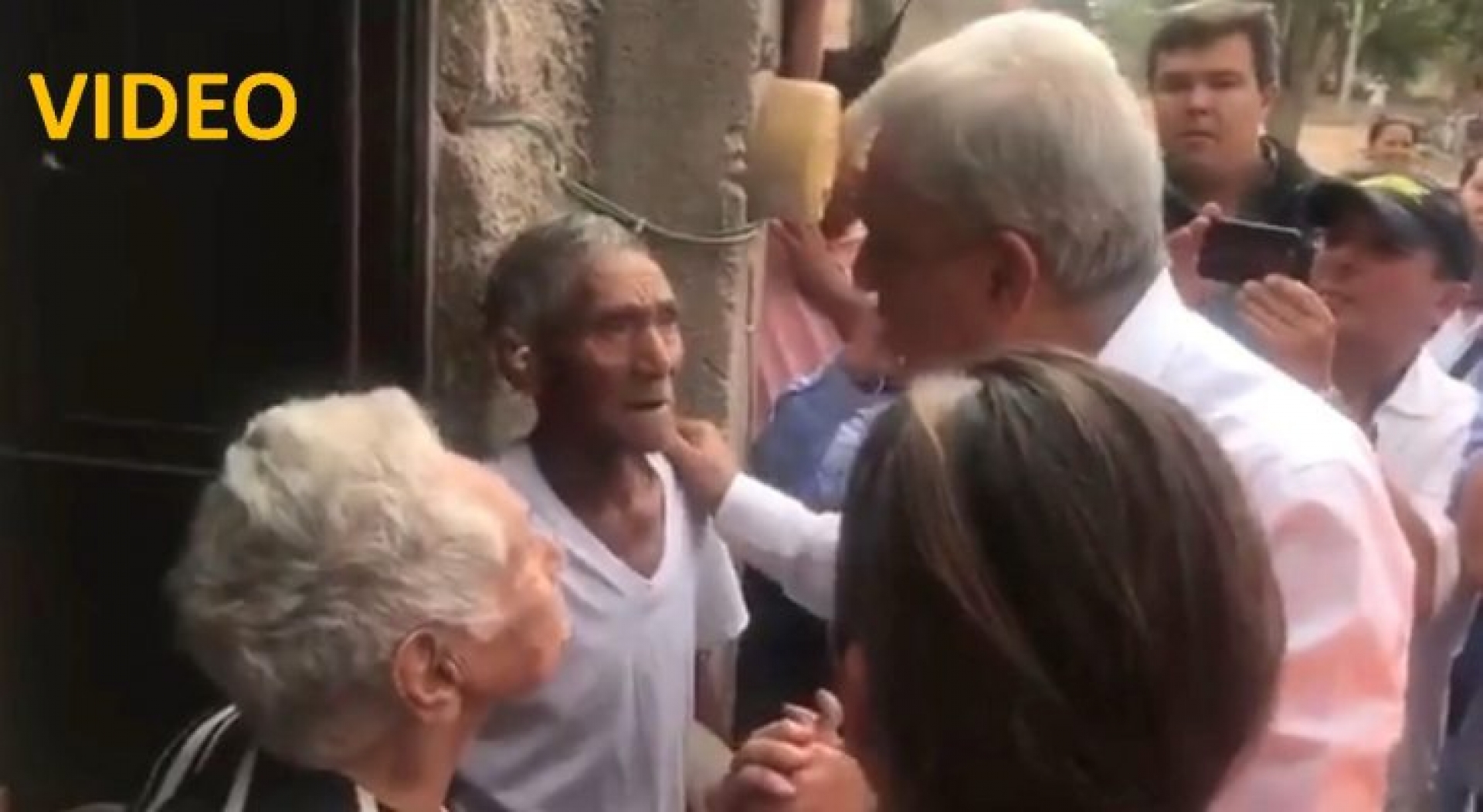“Nunca habíamos tenido un Presidente como usted, que anduviera a pie y empolvado”: damnificado a AMLO