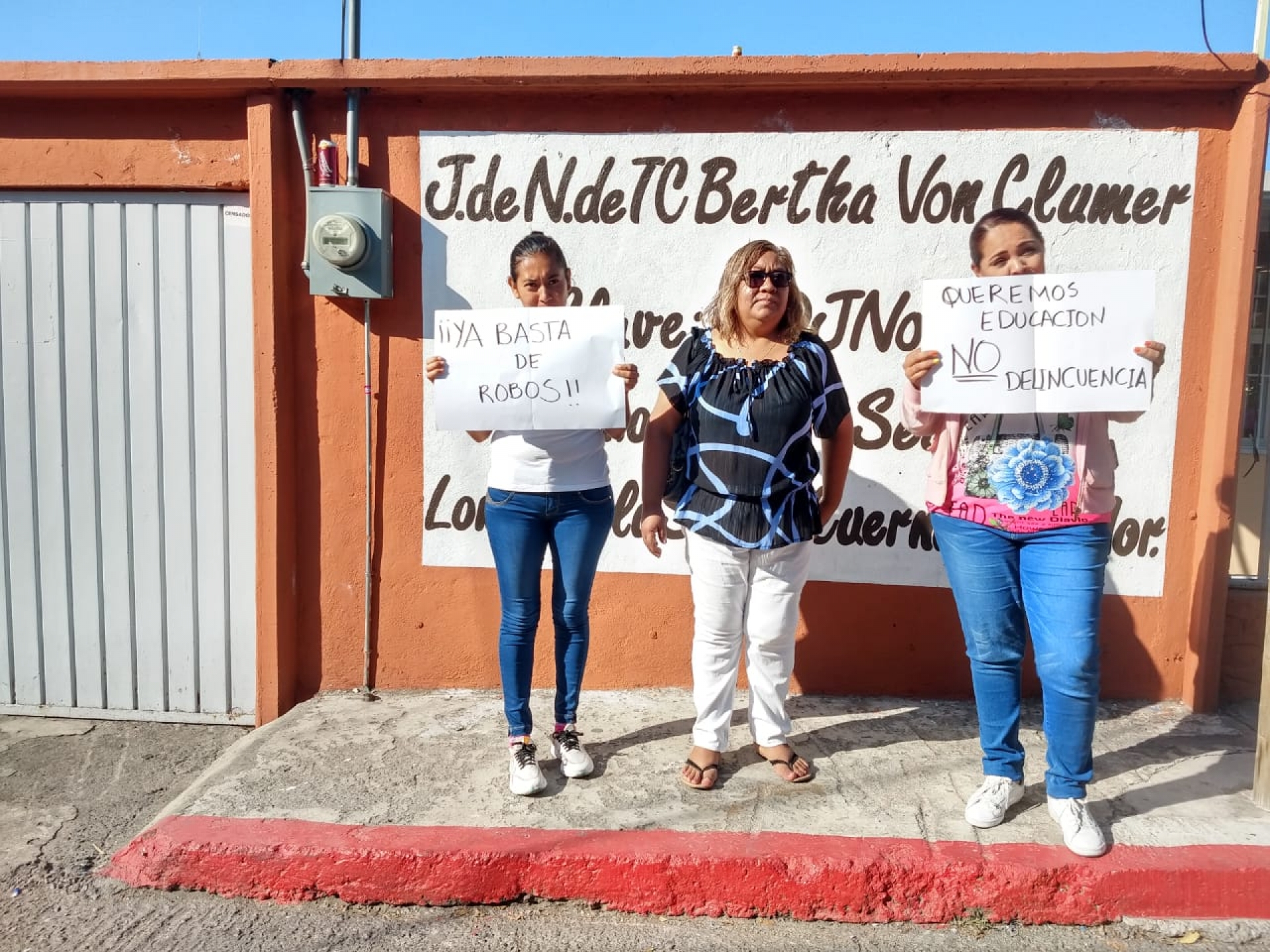 Protestan padres de familia del jardín de niños 'Bertha Von Glumer', por robos constantes