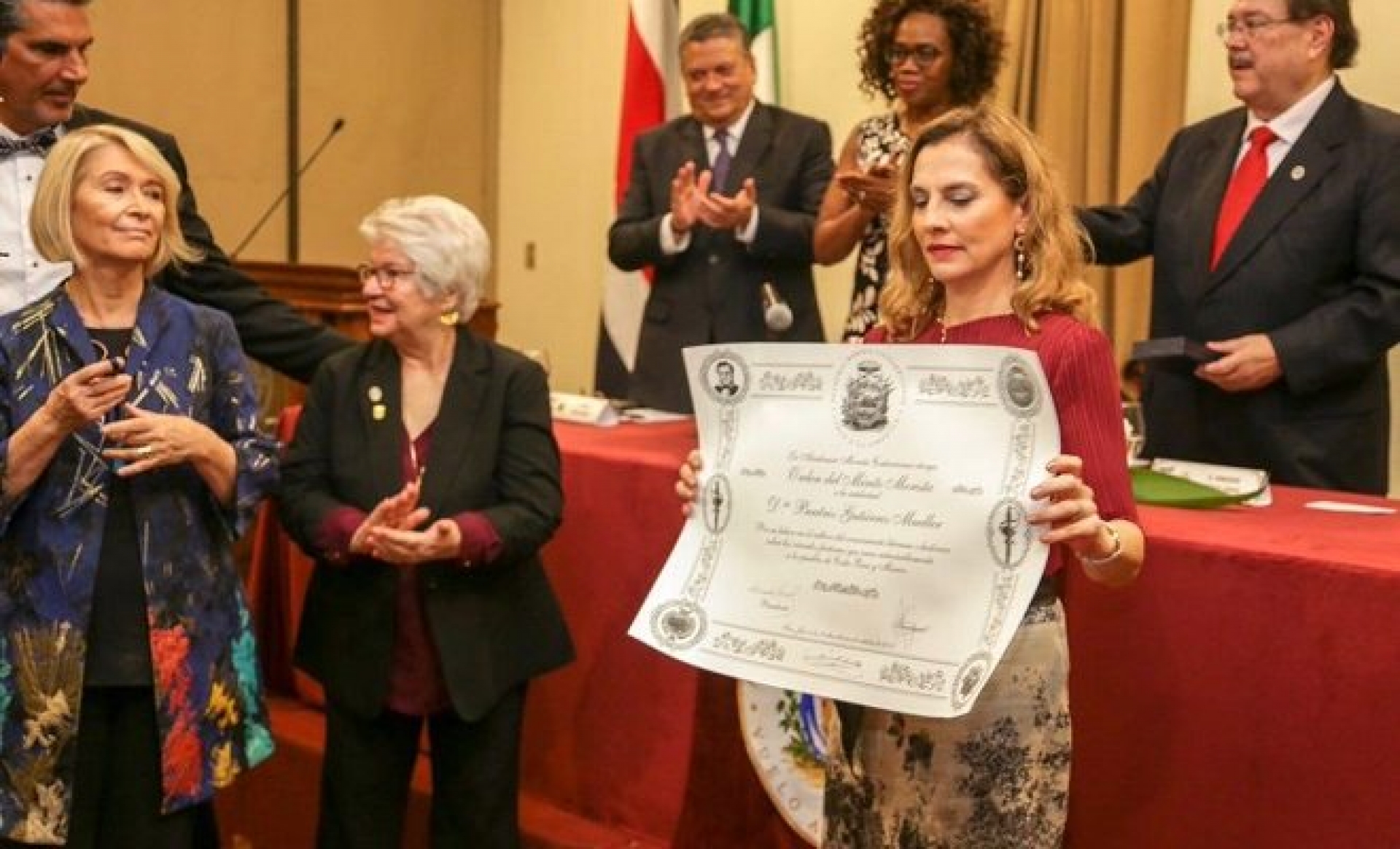Beatriz Gutiérrez Müller, esposa de AMLO, recibe reconocimiento internacional por su labor académica