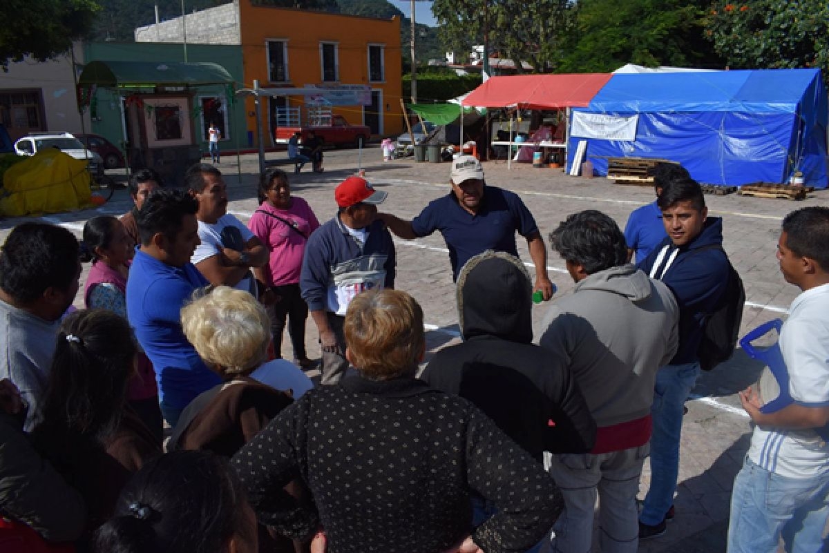 Inicia el reacomodo de comerciantes en explanada municipal de Tlayacapan