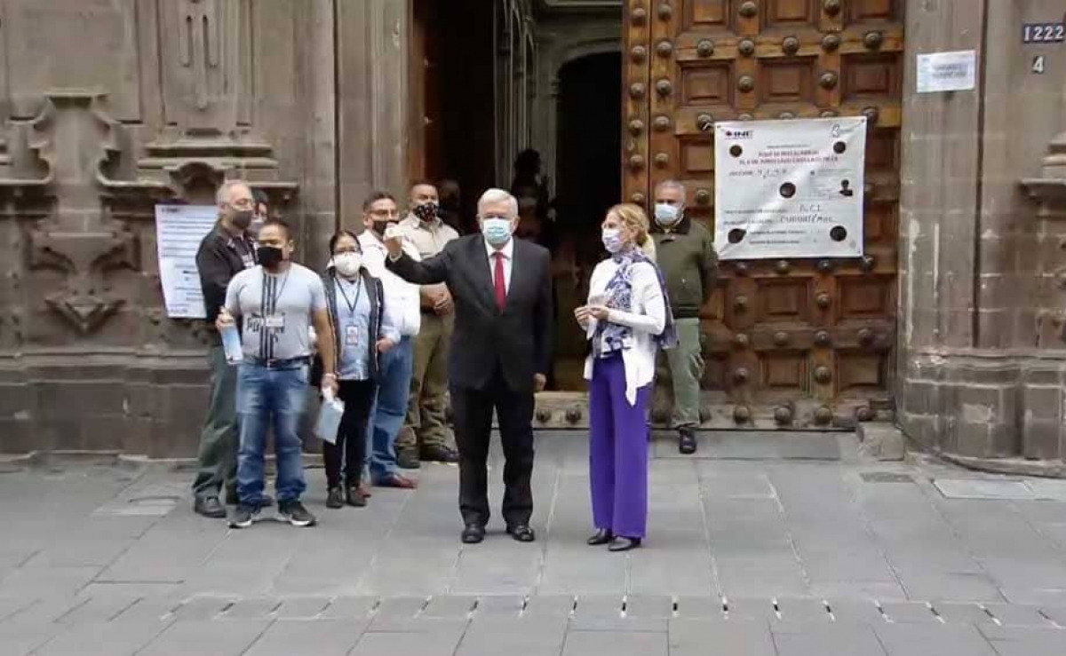 AMLO vota cerca de Palacio Nacional; ‘viva la democracia’, dice