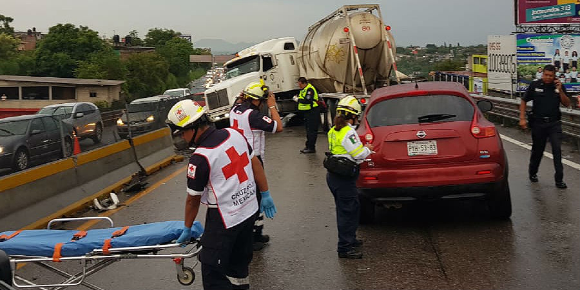 Cinco personas lesionadas, saldo de carambola en la autopista México-Acapulco