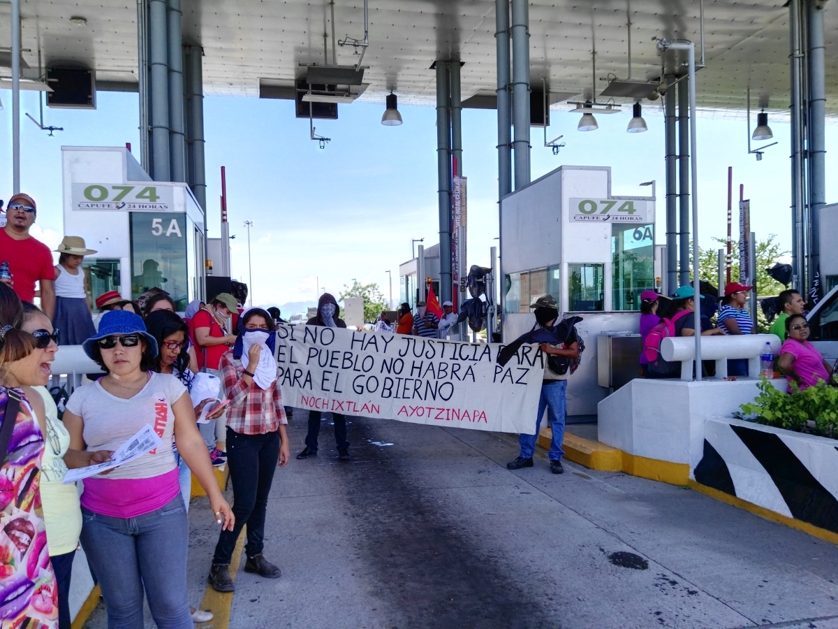 “Liberan” maestros la caseta de Ahuehuetzingo en la autopista del Sol
