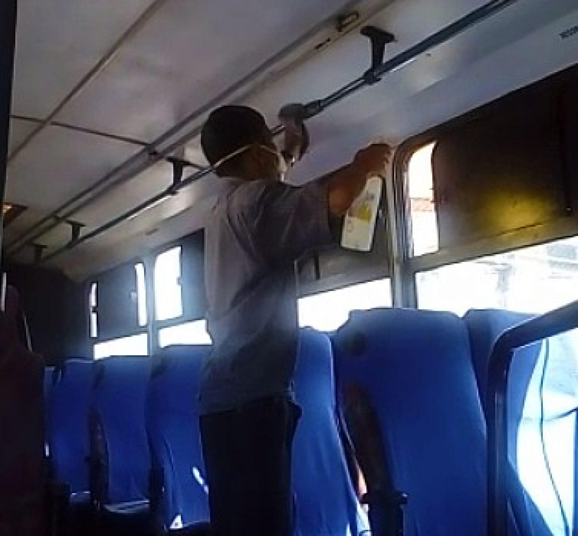 Continúa la sanitización de unidades del transporte público
