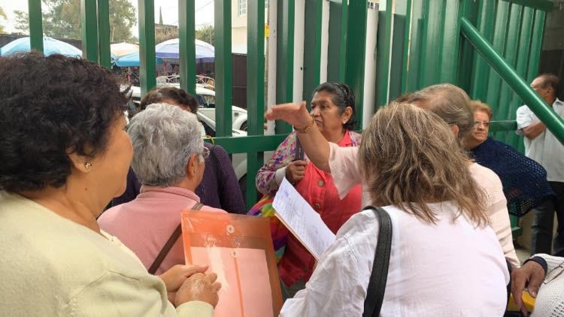Jubilados tomaron instalaciones del IEBEM; demandan pago de prima de antigüedad