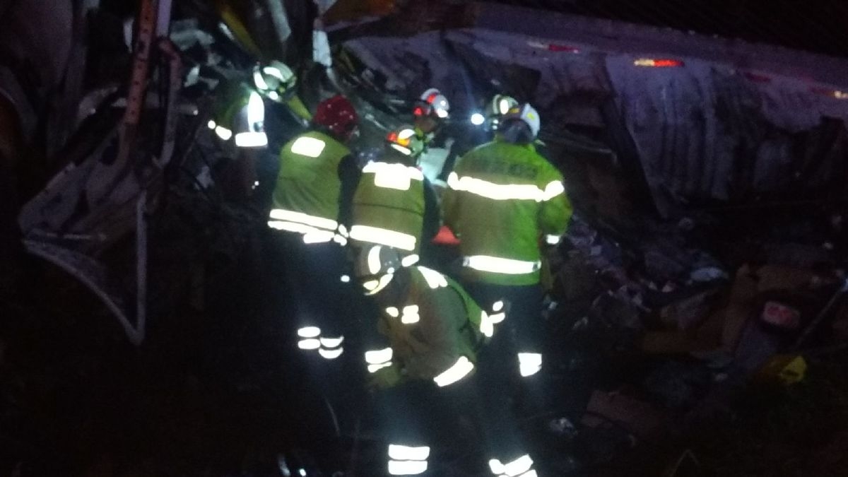 Quedó prensado en la cabina de un tráiler