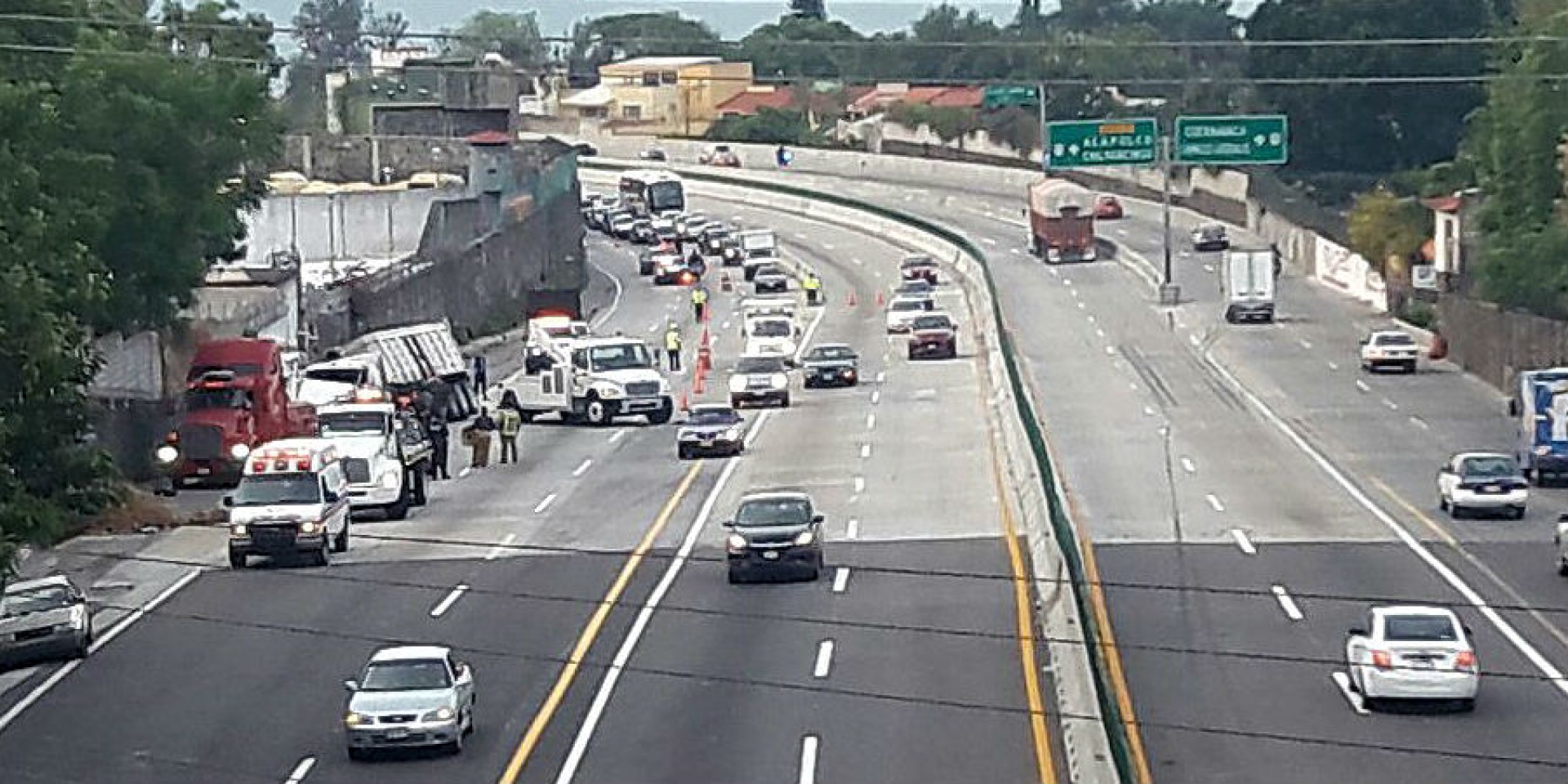 Vuelca camión en la autopista México-Cuernavaca