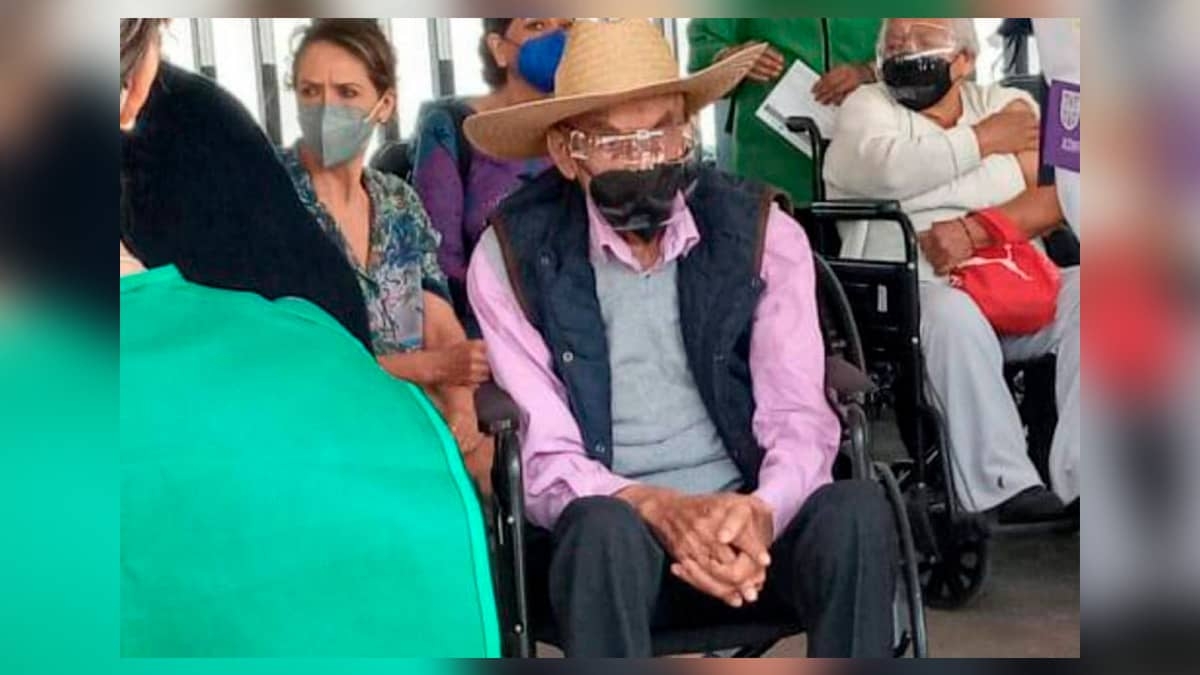 Luis Echeverría, acusado de la matanza del 68, recibe vacuna COVID-19