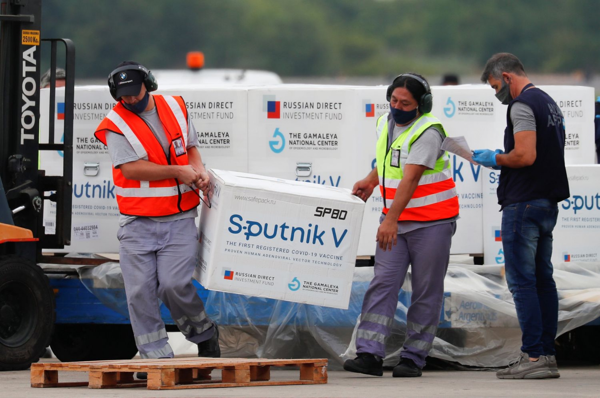 Llega a México nuevo lote con 200 mil vacunas Sputnik V contra COVID