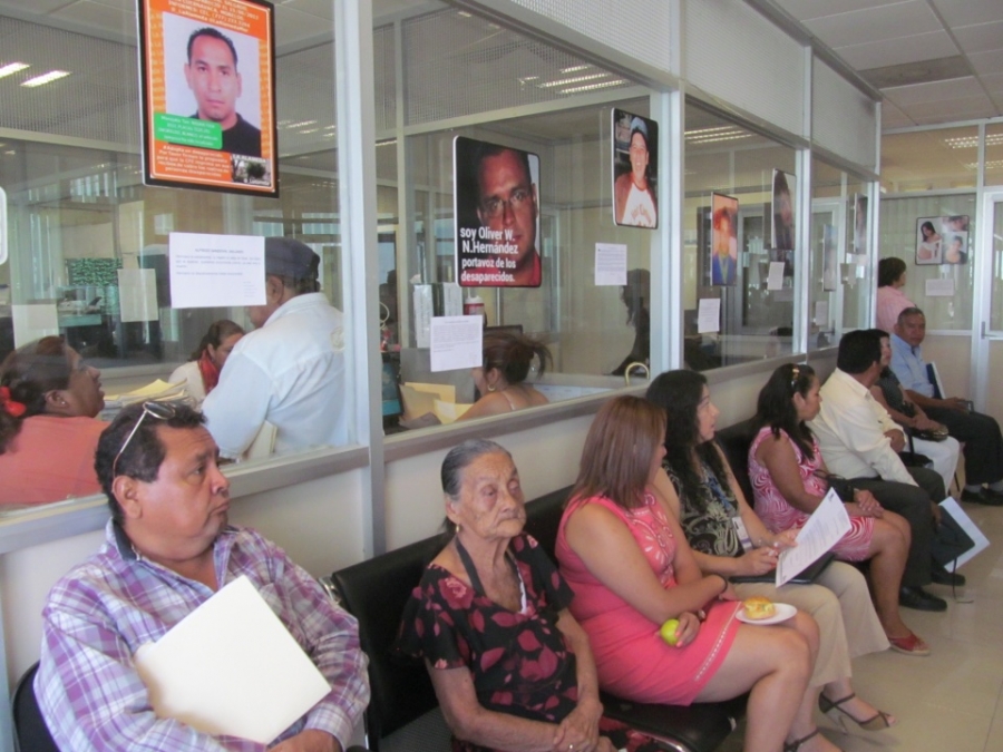 Instalan exposición fotográfica de víctimas en fiscalía sur