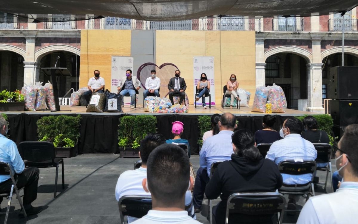Entrega de trenzas y tapas de plástico a 'Banco de Tapitas México'