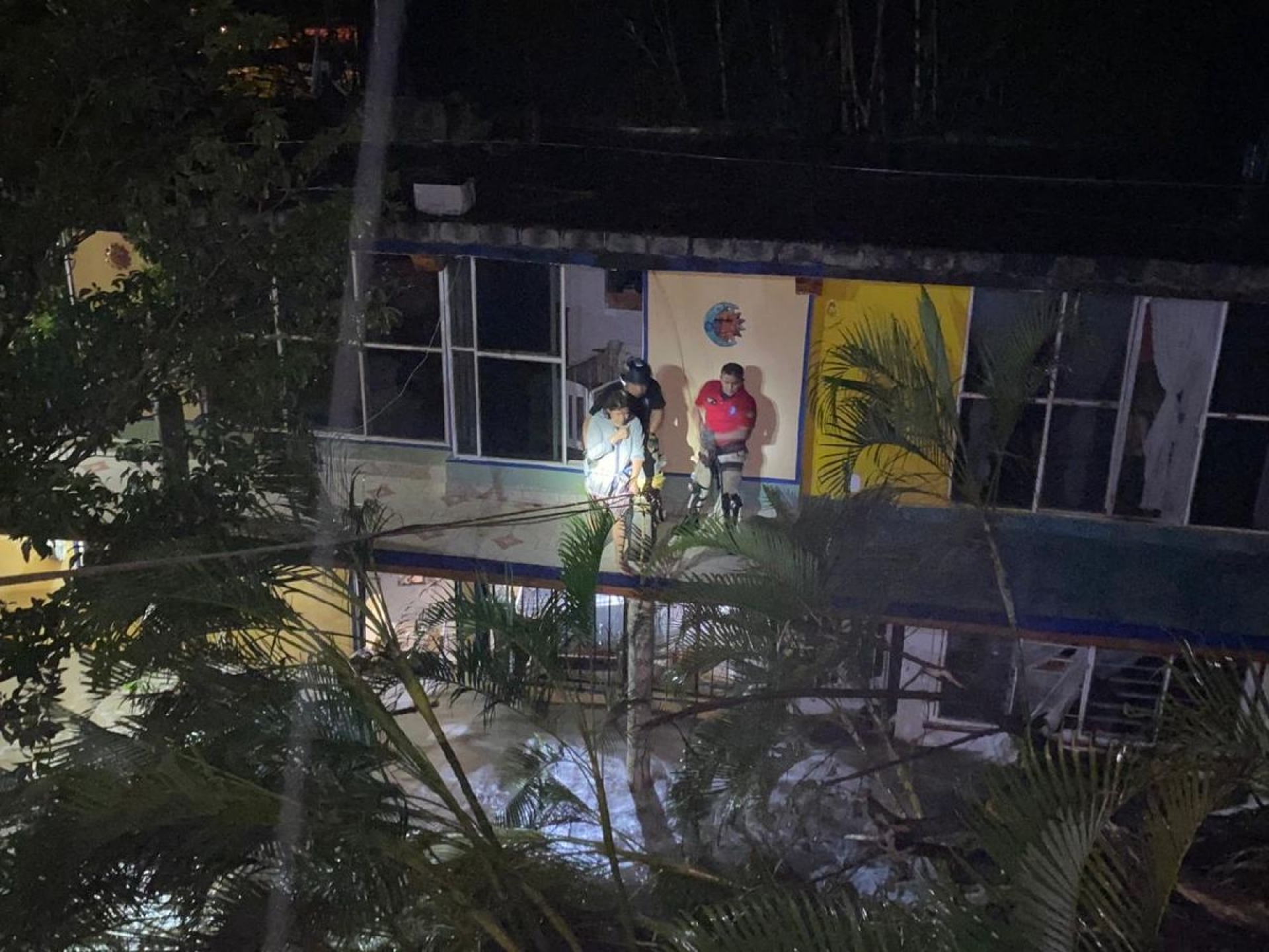 Creciente de barranca deja atrapada a mujer en su casa