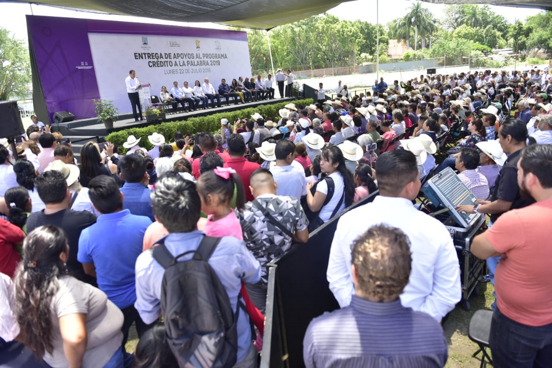 Encabeza gobernador entrega de créditos a la palabra a productores de la zona oriente