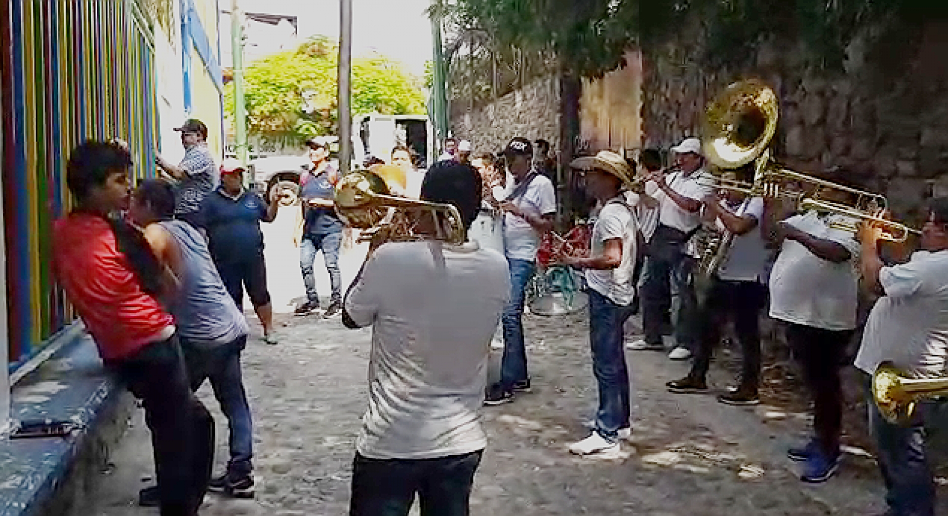 Banda 'Clave Morelense' toca sones chinelos en feria de San Antón