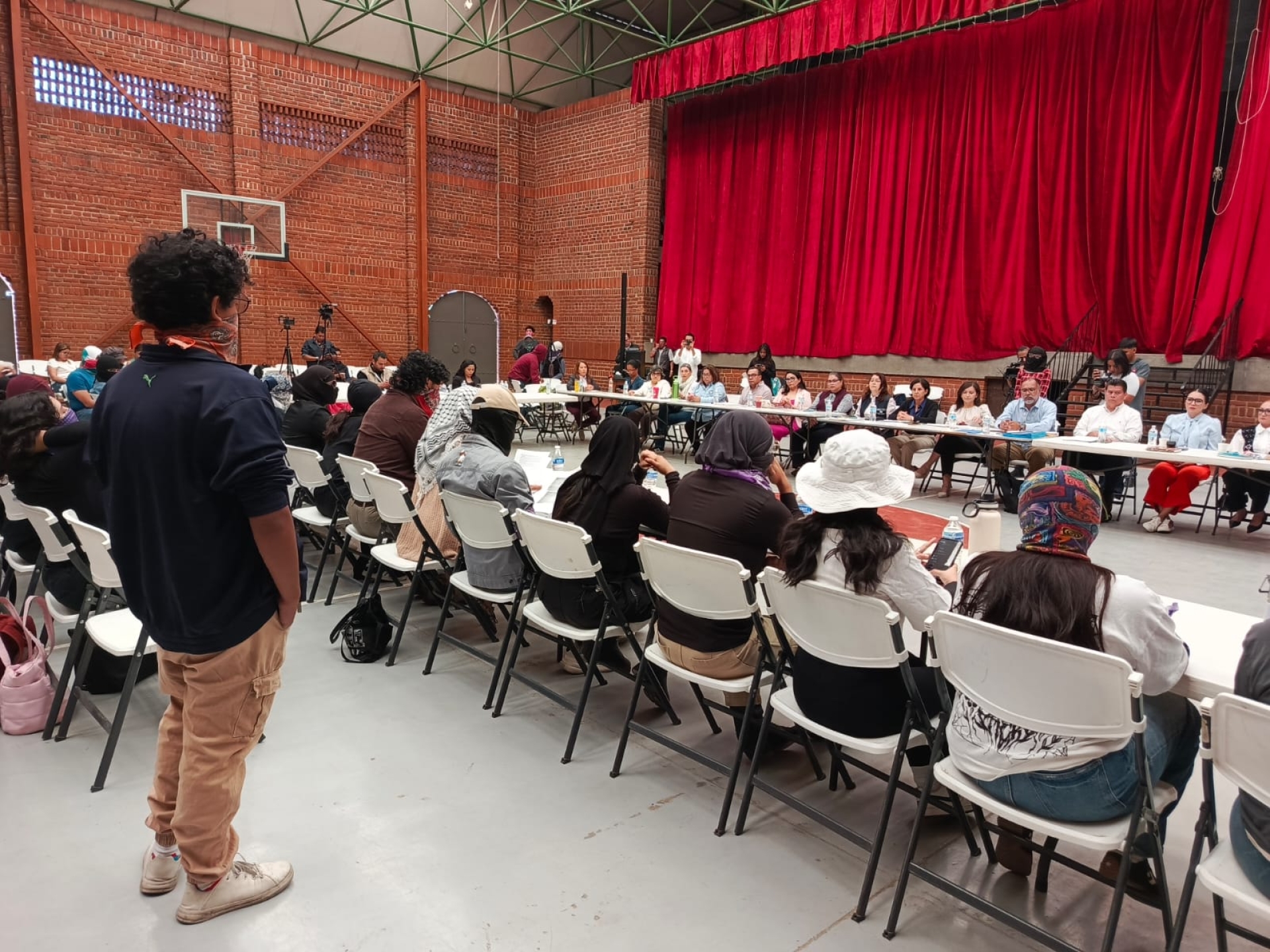 Exigen estudiantes de resistencia de la UAEM condiciones de seguridad y no represión, durante segunda mesa de diálogo