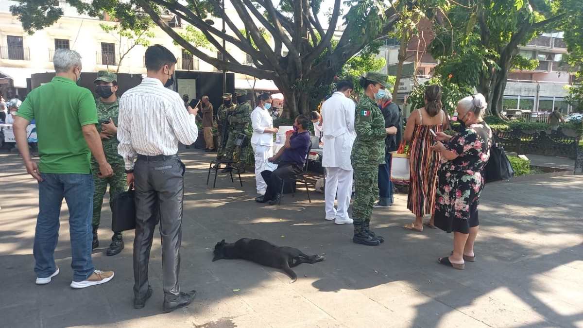 Aplicación de dosis de refuerzo anticovid en la plaza de armas de Cuernavaca