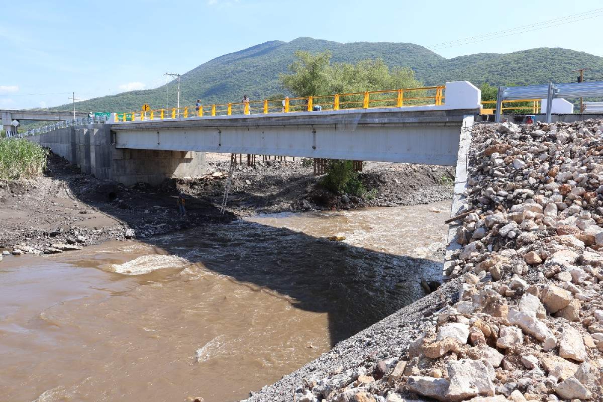 Listo, puente de 'Los Muros' en Jojutla